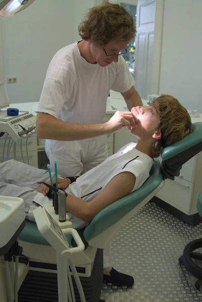 Skoncentrowany Dentysta Podczas Leczenia — Zdjęcie stockowe