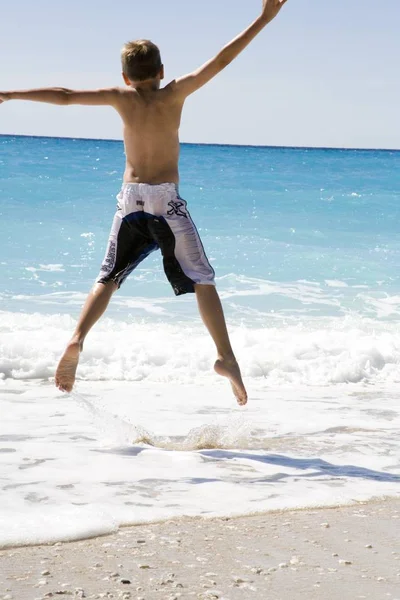 칼라미 해변에서 뛰어내리는 — 스톡 사진