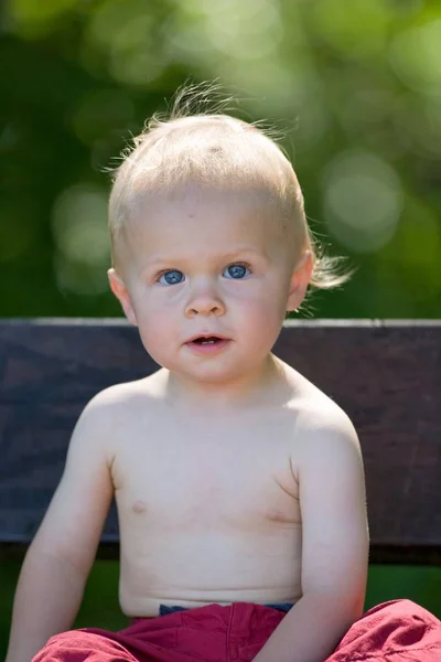 Niño Pequeño Está Sentado —  Fotos de Stock