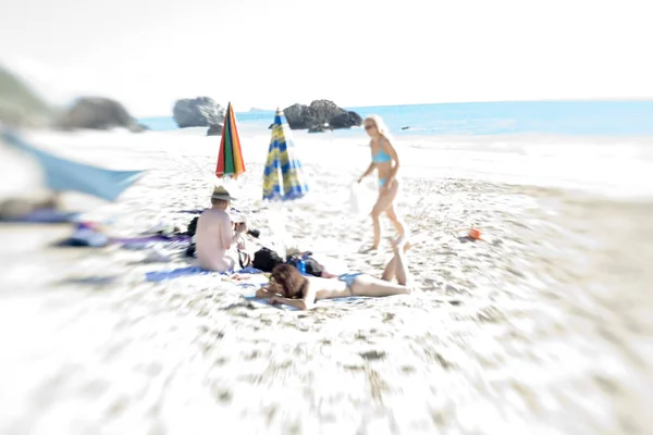 Vrouw Die Aan Het Strand Staat — Stockfoto