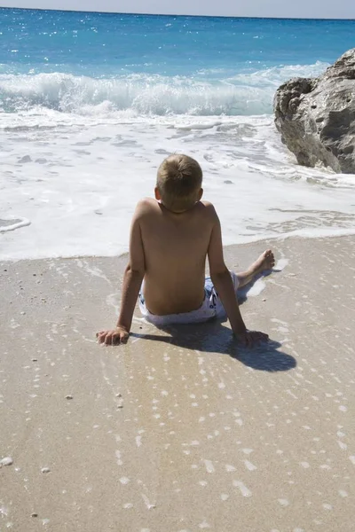 Niño Relaja Playa — Foto de Stock