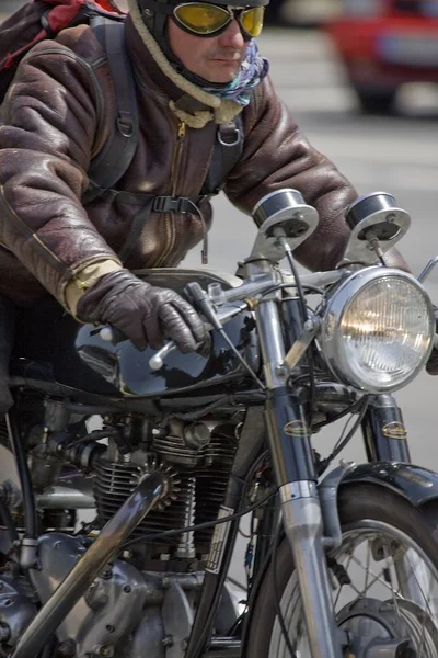 Stijlvolle Motorrijders Een Vintage Motorfiets — Stockfoto