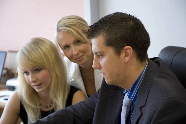 Sekretaerinnen Kijken Met Haar Collega Monitor — Stockfoto