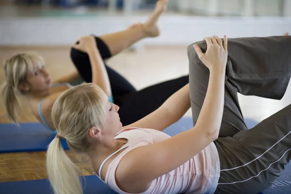 Blonde Frauen Trainieren Ihre Bauchmuskeln — Stockfoto