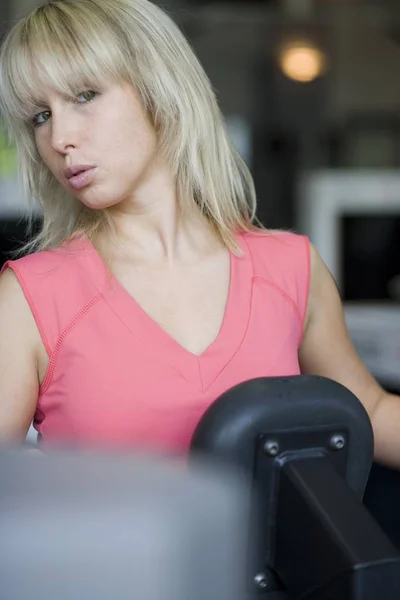 Blonde Femme Entraîne Son Haut Dos — Photo