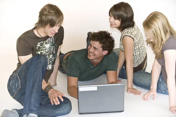 Jongeren Hebben Plezier Een Laptop — Stockfoto