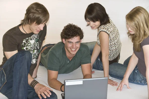 Vier Jongeren Chillen Laptop — Stockfoto