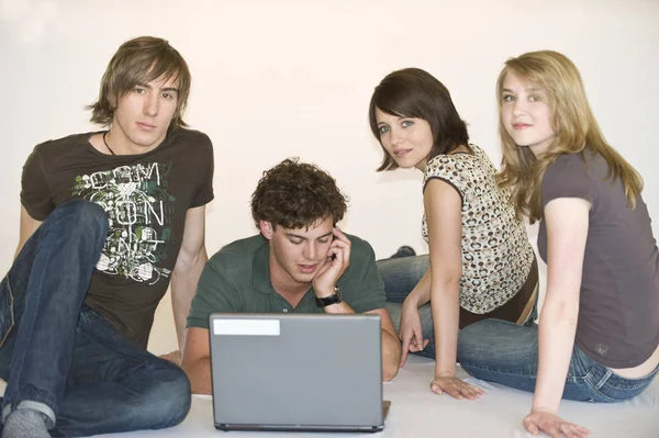 Четверо Молодых Людей Чирящих Ноутбуке — стоковое фото