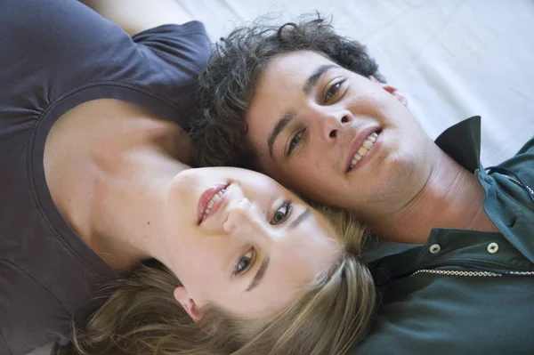 Jovem Casal Entendido Juntos — Fotografia de Stock