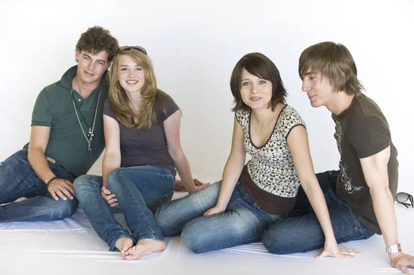 Groep Jongeren Die Studio Vloer Zitten — Stockfoto