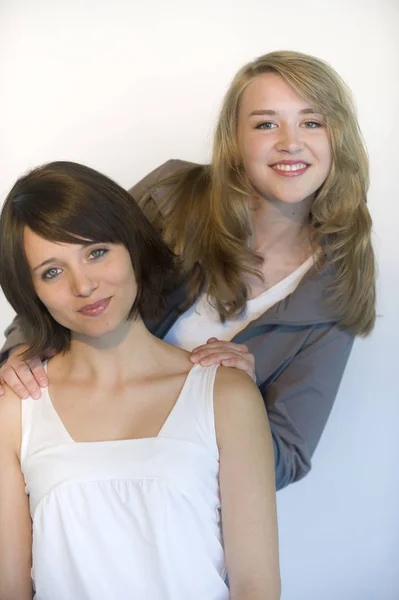 Due Giovani Donne Esercitano Insieme — Foto Stock