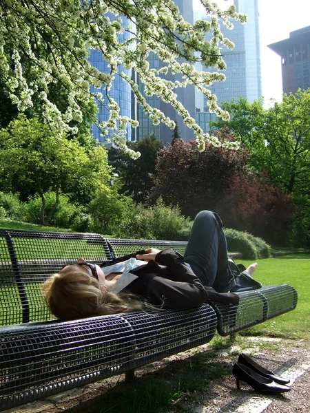 Mulher Descansando Parque Frankfurt Principal — Fotografia de Stock