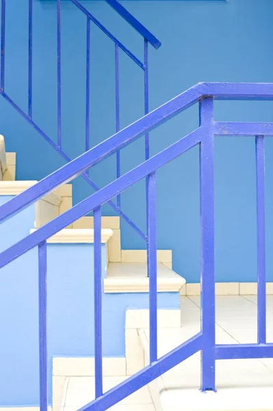 Lavandería Azul Con Escaleras Blancas —  Fotos de Stock