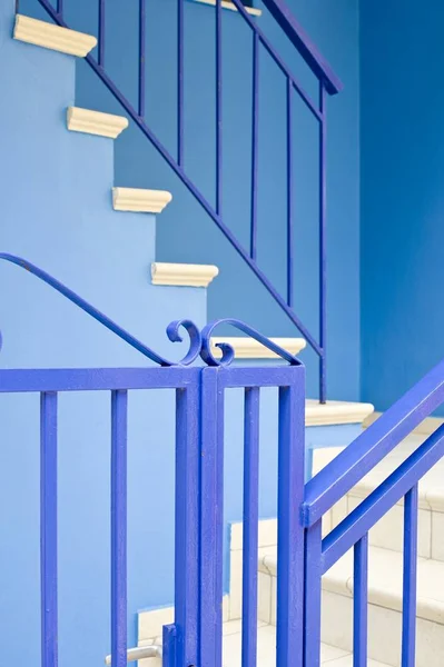 青白の手すりの階段で — ストック写真