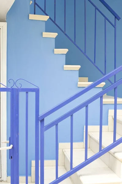 Azul Con Escaleras Rieles Blancas —  Fotos de Stock