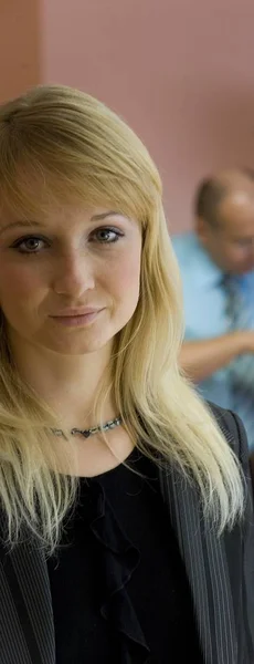 Young Employee Stands Front Her Colleagues — Stock Photo, Image