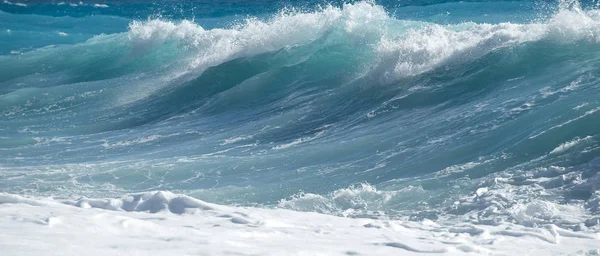 希腊左撇子岛上的离子海中的波浪 — 图库照片