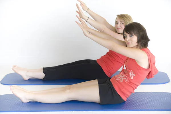 Twee Jonge Vrouwen Doen Pilates — Stockfoto