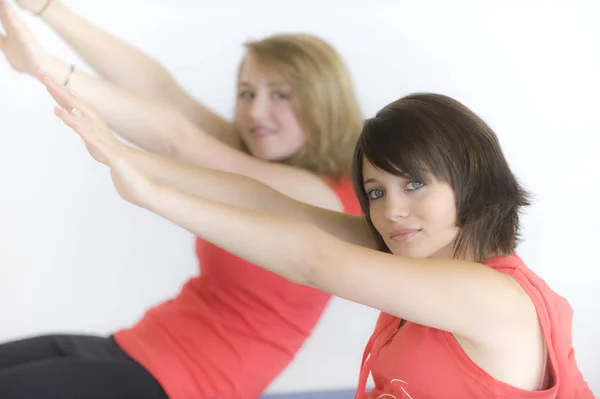 Dos Mujeres Jóvenes Haciendo Pilates — Foto de Stock