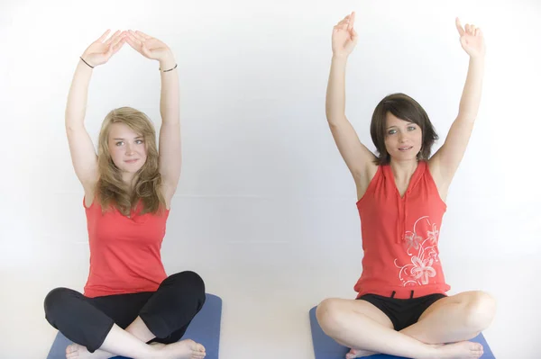 Dos Mujeres Jóvenes Haciendo Pilates — Foto de Stock