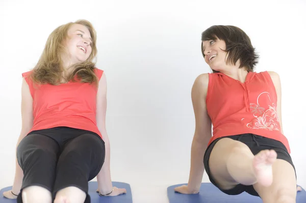 Dos Mujeres Jóvenes Haciendo Pilates — Foto de Stock
