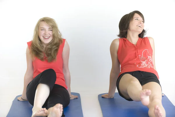 Dos Mujeres Jóvenes Haciendo Pilates — Foto de Stock