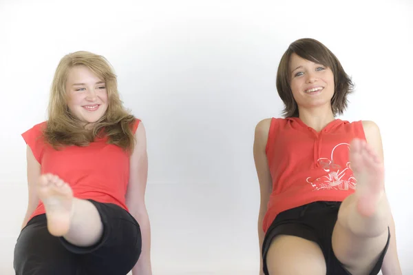 Dwie Młode Kobiety Robiące Pilates — Zdjęcie stockowe