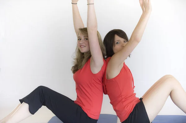 Twee Jonge Vrouwen Doen Pilates — Stockfoto