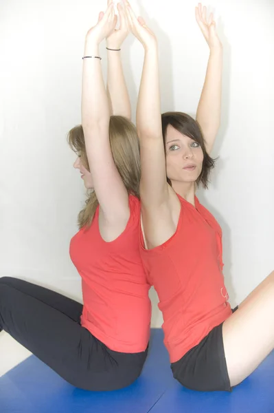 Twee Jonge Vrouwen Doen Pilates — Stockfoto