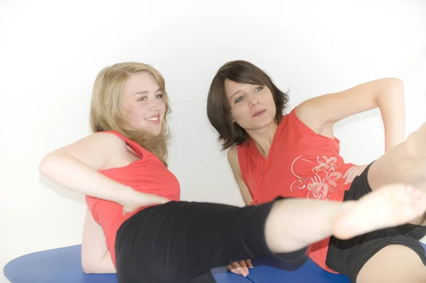Deux Jeunes Femmes Faisant Des Pilates — Photo