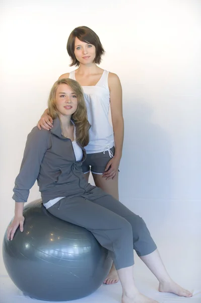 Duas Jovens Mulheres Treinam Juntas — Fotografia de Stock
