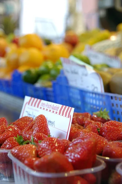 Morangos Outras Frutas Uma Banca Mercado — Fotografia de Stock