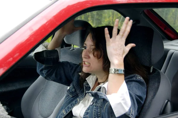 Νεαρή Γυναίκα Παίρνει Αναστατωμένος Κατά Την Οδήγηση Στο Μπροστινό Μέρος — Φωτογραφία Αρχείου