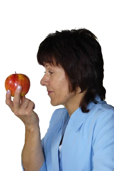 Kvinna Ser Flinande Ett Äpple — Stockfoto