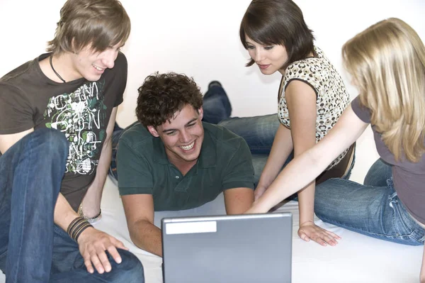 Group Students Using Laptop Together — Stock Photo, Image