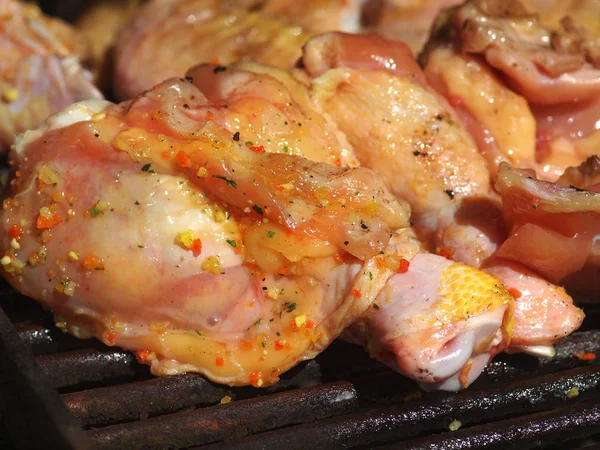 Carne Grelhado Coxas Frango Queima Fumaça — Fotografia de Stock