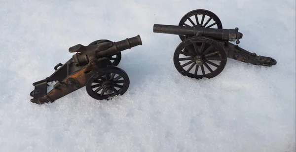 雪の中の古い大砲 — ストック写真