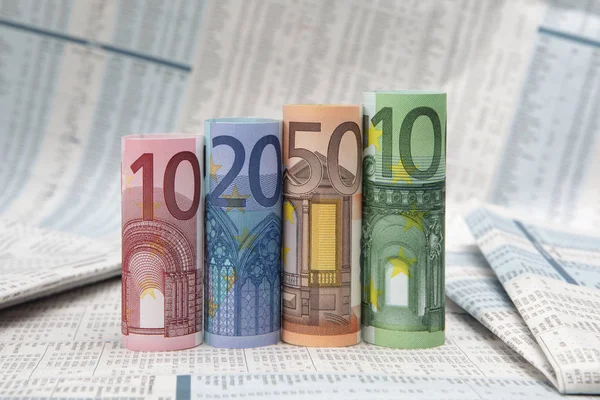 Arrotolate Bollette Euro Sul Giornale Finanziario — Foto Stock