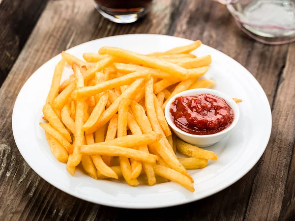 Batatas Fritas Frescas Subterrâneas Com Ketchup Madeira — Fotografia de Stock