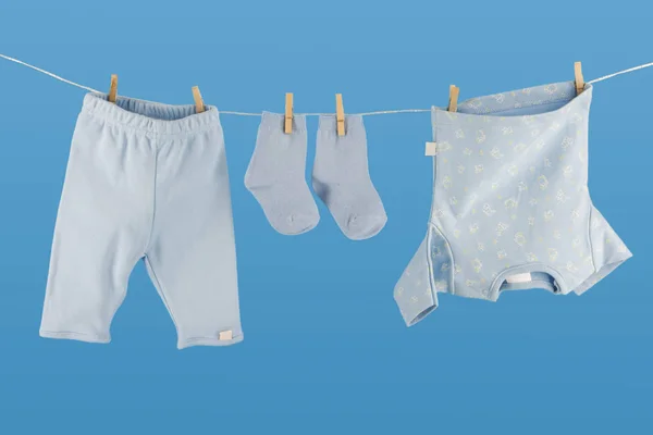 Dětské Oblečení Visí Prádelní Šňůře Modrém Pozadí — Stock fotografie