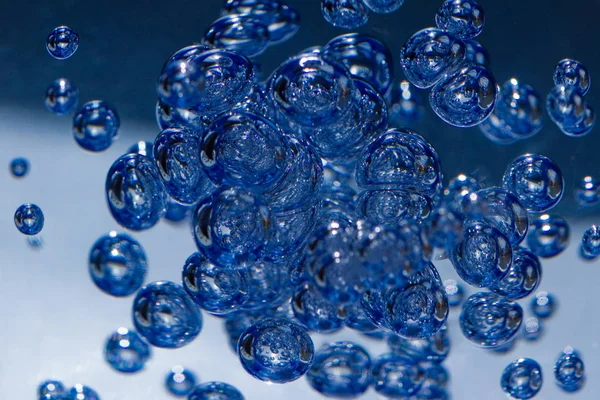 Мыльные Пузыри Голубом Фоне — стоковое фото