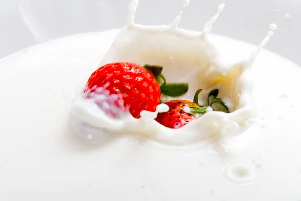 Strawberry Falls Milk Strawberry Falling Milk — Stock Photo, Image