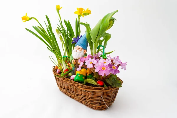 Wielkanocny Koszyk Kwiatami Ogrodowym Krasnalem Wielkanocny Koszyk Kwiatami Ogrodowymi Krasnalami — Zdjęcie stockowe