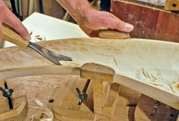 Tischler Arbeitet Werkstatt Mit Holz — Stockfoto