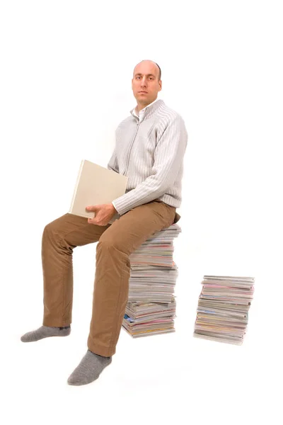 Uomo Seduto Una Pila Riviste Guardando Libro — Foto Stock