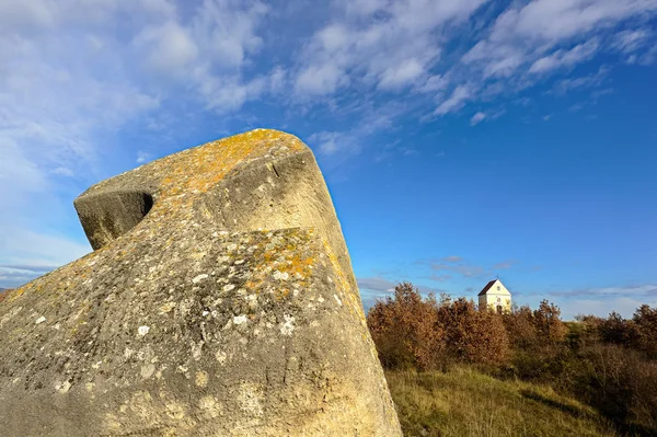 Zandsteen Sculptuur Met Kapel Achtergrond — Stockfoto