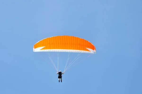 낙하산 낙하산 — 스톡 사진
