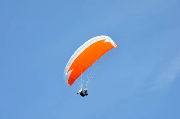 낙하산 낙하산 — 스톡 사진