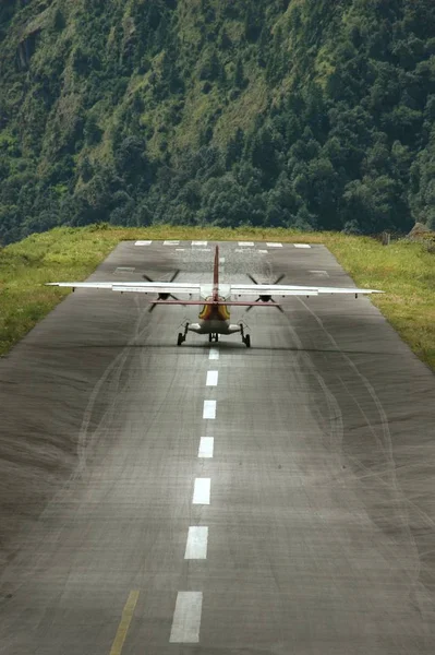 飞机在喜马拉雅山 世界上最险恶的地区起飞 — 图库照片