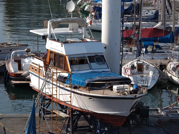 Bateau Sur Une Cale Sèche Dans Chantier Naval — Photo